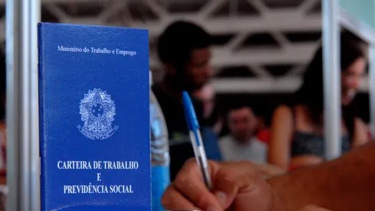 Desemprego recua para 7,6% em outubro e bate novo recorde