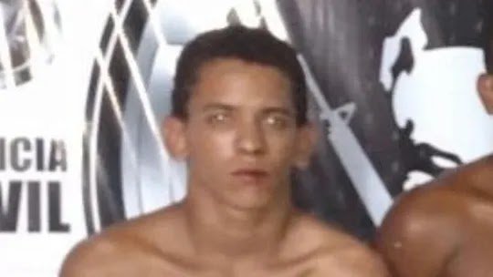 Quem é o líder de facção, alvo de operação com 7 mortes, que ordenou guerra do tráfico de dentro da cadeia no Sergipe