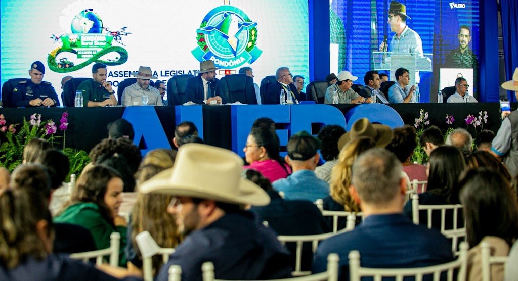 Deputado Laerte Gomes preside Sessão Solene Itinerante para entrega de títulos e homenagens em Ji-Paraná
