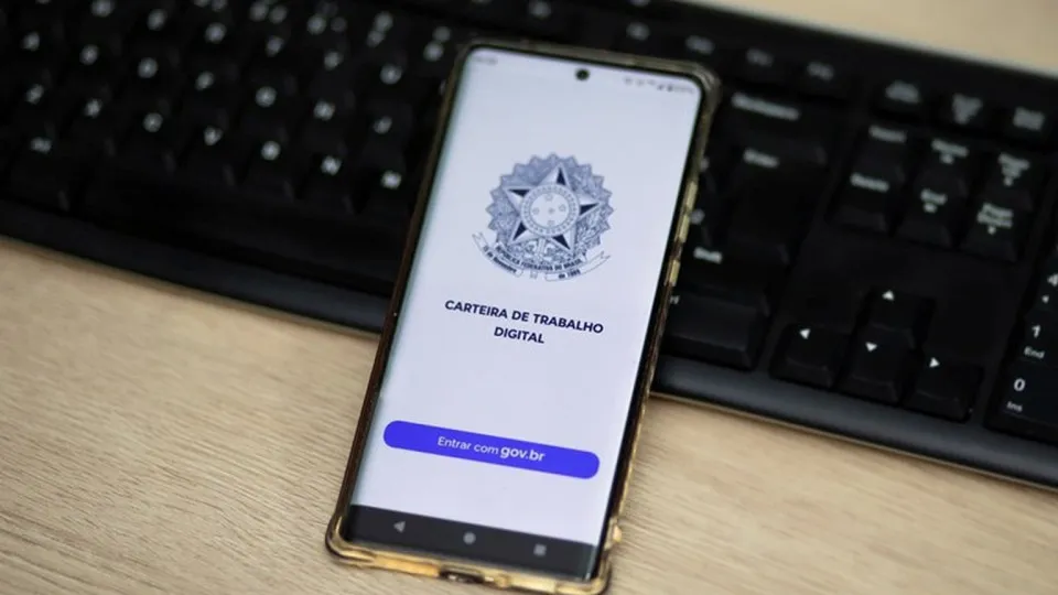 Brasil gera 257,5 mil empregos formais em abril, melhor saldo desde 2020