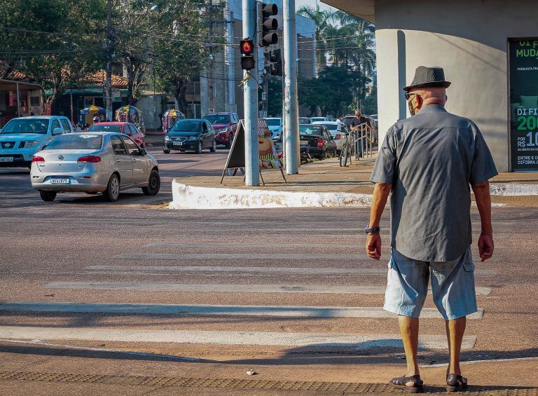 Estacionar em local proibido coloca pedestres em risco e pode gerar multa, alerta Detran-RO