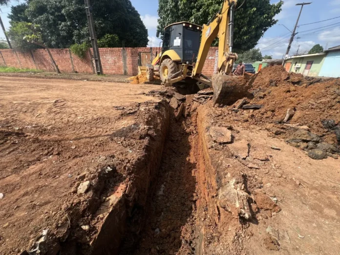 Três serviços de drenagem avançam simultaneamente no bairro Cidade do Lobo