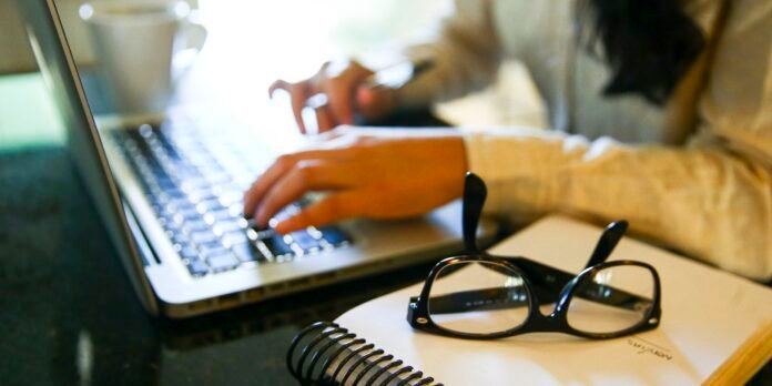 Programa oferece cursos gratuitos sobre IA para professores