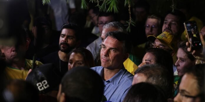 Flávio Bolsonaro impõe condições para liberar sigilos