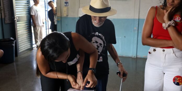 Eleitores de todas as idades vão às urnas pelo futuro do país