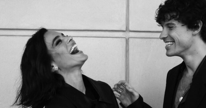 Shawn Mendes dá beijão em Bruna Marquezine em nova foto; veja