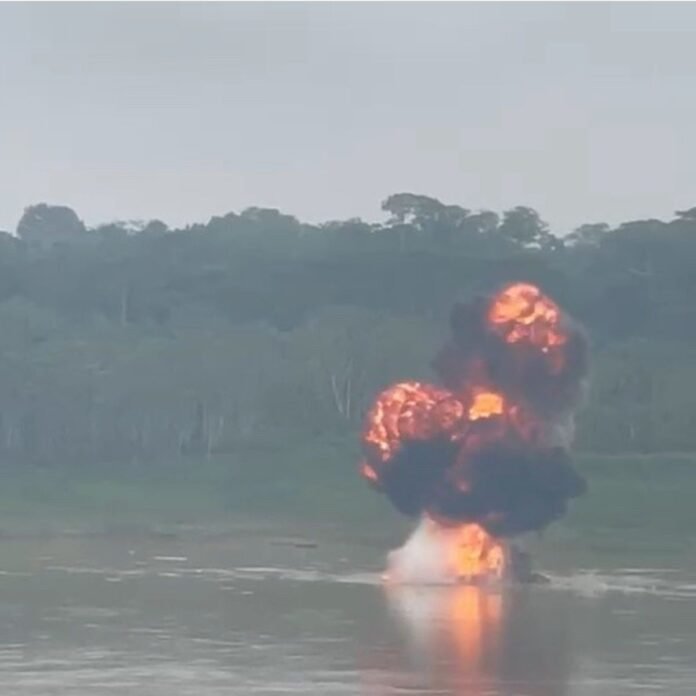 Vídeo mostra explosões durante destruição de dragas do garimpo ilegal no rio Madeira, em RO