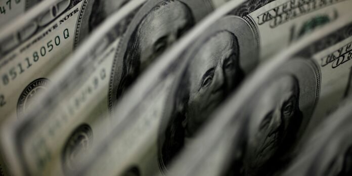 Dólar sobe 8,21%, e bolsa cai 13,88% após reeleição de Lula