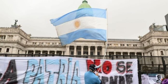Milei lança plano para demitir 21 mil servidores na Argentina