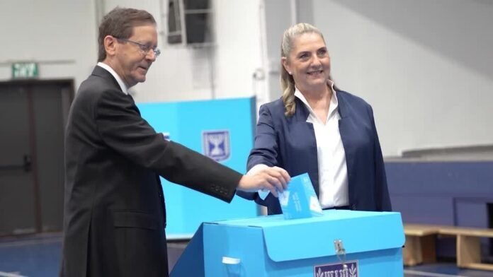 Eleições em Israel: Herzog vota em pleito decisivo após período de crise