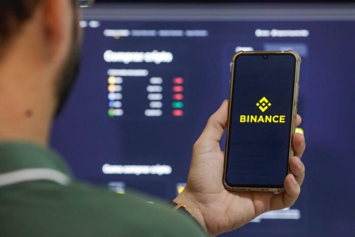 Binance congela US$ 2,54 bi após suspeita de ataque hacker