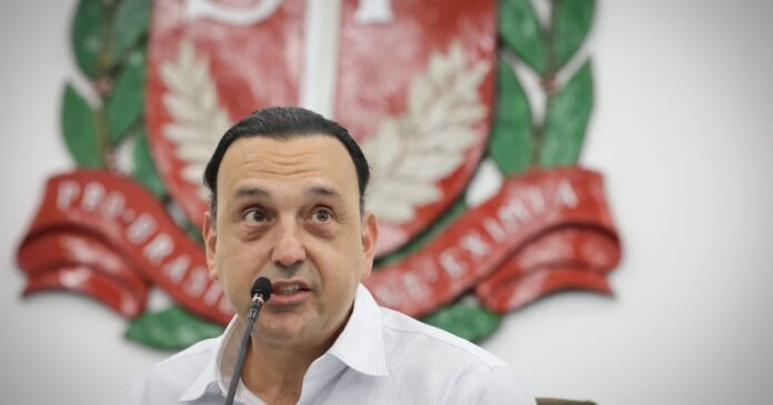 Vice de Tarcísio sai na frente e reconhece derrota de Flávio