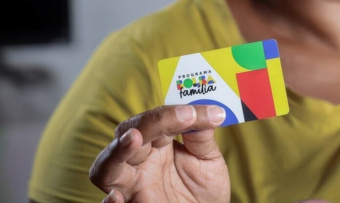 Bolsa Família terá regra de transição de dois anos, diz campanha de Flávio