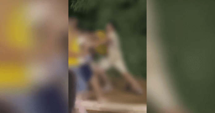 Vídeo: Homem é agredido com chutes por grupo após eleições em Goiás