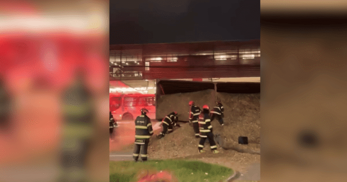 Carreta atinge dois veículos após tombar por peso da carga e Suzano