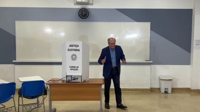 Alckmin vota em SP e critica violência política