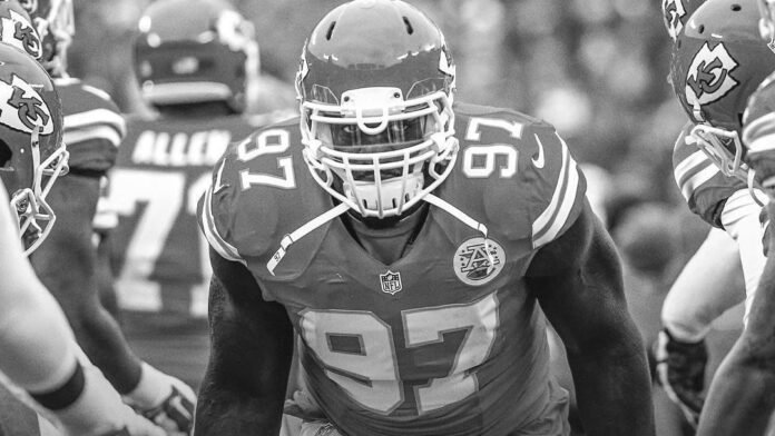 Ex-jogador do Chiefs morre aos 37 anos; Mahomes promete ajuda à família