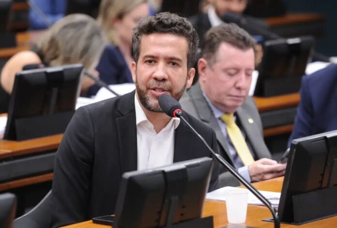 Janones está estável, sem novos episódios de arritmia, diz boletim