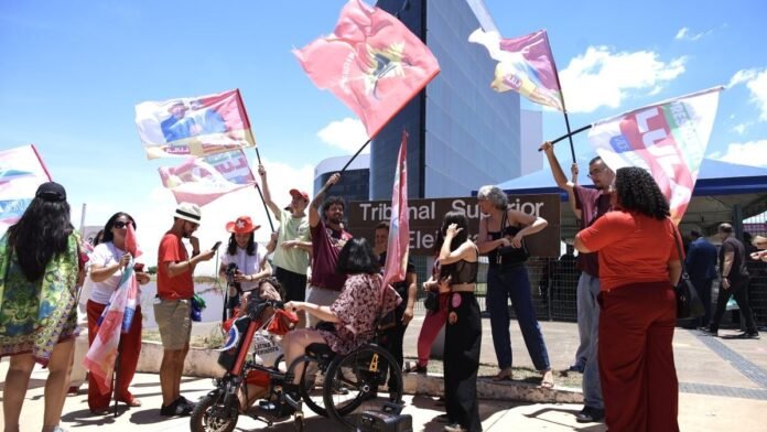 Apoiadores de Lula protestam no TSE por abertura de sigilos