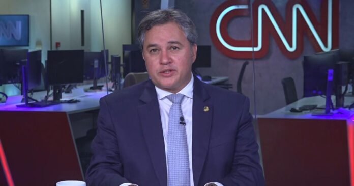 À CNN, Efraim diz que apreensão de passaporte de Flávio é “antidemocrática”