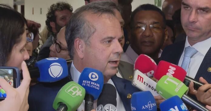 Marinho fala em “surpresa” e nega ter sido comunicado sobre saída de Flávio