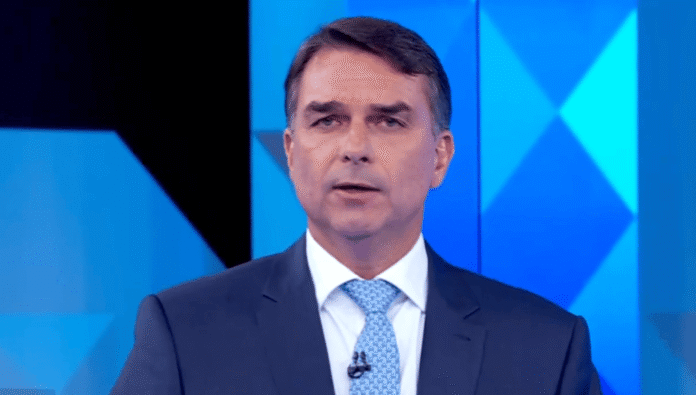 Flávio ganha direito de resposta após ser chamado de “miliciano”