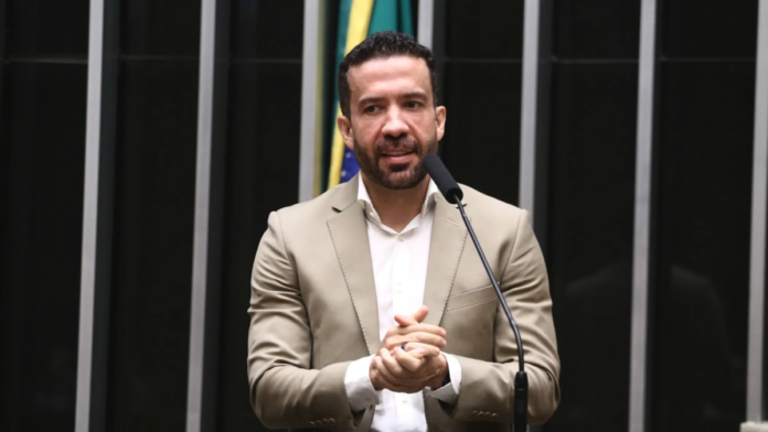 André Janones propõe união da “esquerda mundial” contra “extrema-direita”
