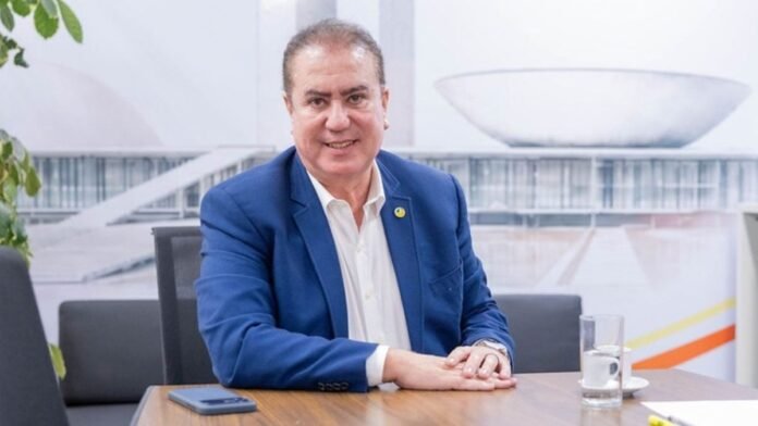 Líder do PSB declara apoio a Motta e partido negocia federação com PDT
