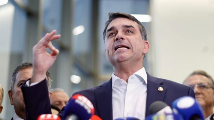 Oposição questiona intimação de Flávio para entregar passaportes