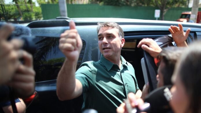 Nos EUA, Flávio diz ser o “verdadeiro presidente eleito do Brasil”