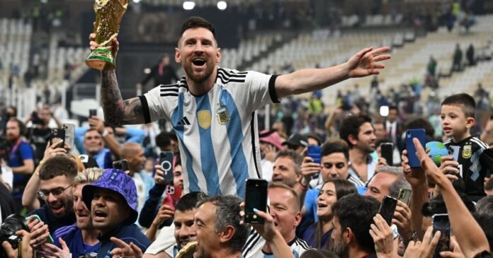 Troféu da Copa do Mundo de 2022 erguido por Messi vai a leilão