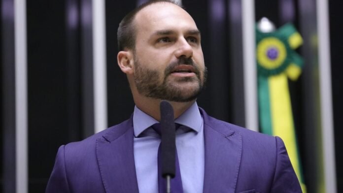 Minha família não desiste de lutar, diz Eduardo sobre vídeo de Bolsonaro
