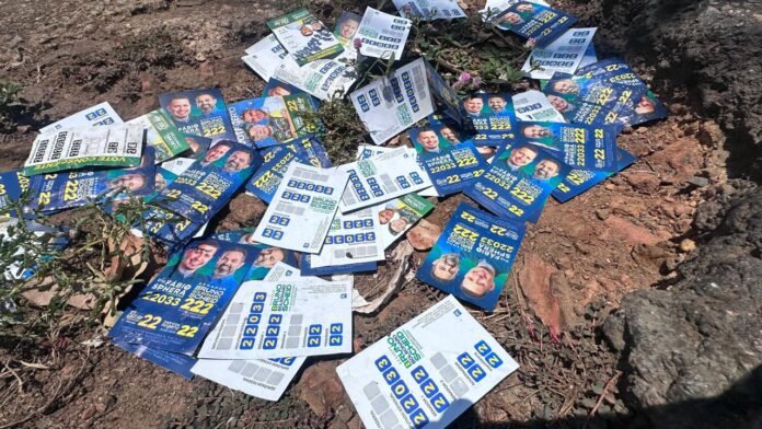 Entre os materiais de campanha encontrados espalhados pelas ruas de Porto Velho aparecem santinhos de Fábio Sphera (PL), Junior Lopes Becão (PSD) e Raissa Bento (PSD), além de peças de outras candidaturas. A presença dos impressos nas vias não comprova, por si só, responsabilidade dos candidatos pelo descarte. (Alô Rondônia)