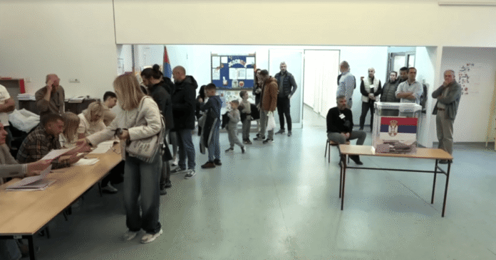 Movimento liderado por estudantes vence eleição parlamentar na Sérvia