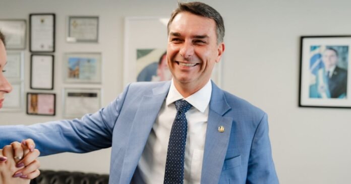 Waack: Flávio deixa o país e a direita busca novo comando