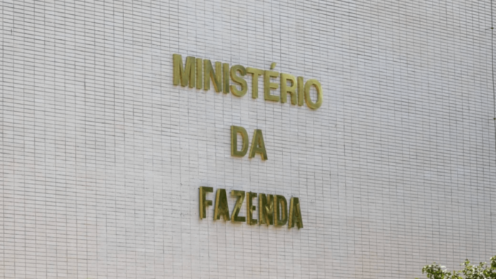 Dívida pública cresce R$ 747,9 bilhões em 2026, diz Tesouro