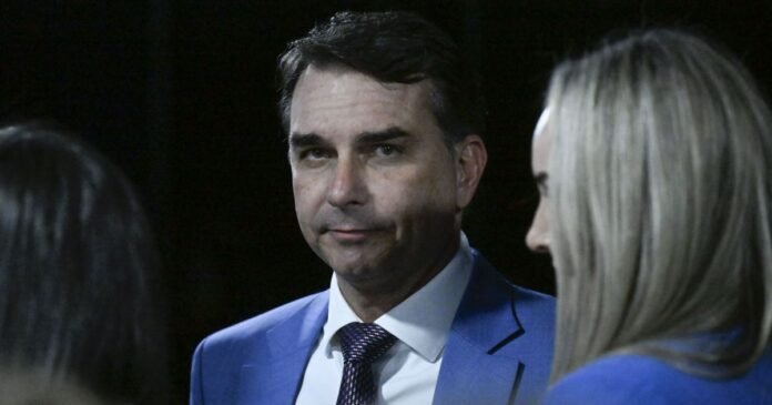 Deputados do PT pedem a prisão de Flávio e alerta vermelho da Interpol