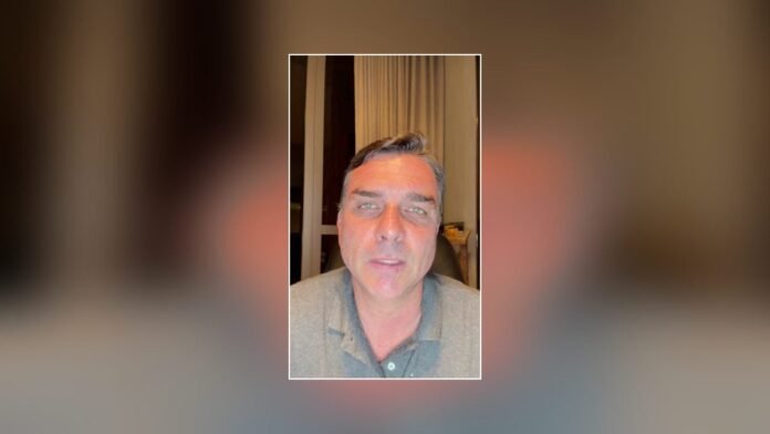 Assista ao 1º vídeo de Flávio Bolsonaro nos EUA