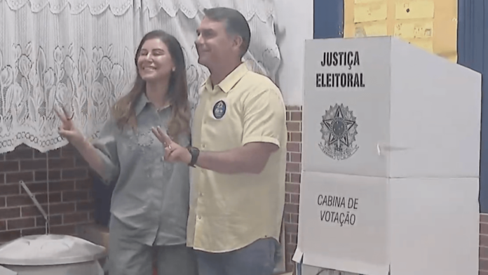 Flávio Bolsonaro vota na zona norte do Rio