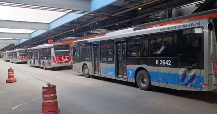 Após anúncio de paralisação, SPTrans diz que ônibus circulam normalmente