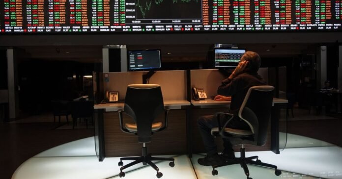 Ibovespa abre estável com eleições e balanços em foco; dólar sobe