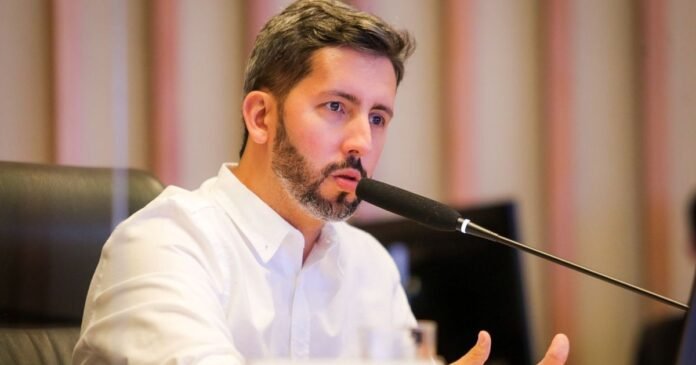 Leandro Grass, candidato ao governo do DF, vota no 2º turno em Brasília