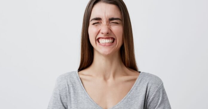 Está estressado? Forçar um sorriso pode fazer bem à saúde, sugere estudo