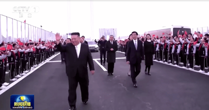 Kim Jong-un cruza nova ponte que une Coreia do Norte à China