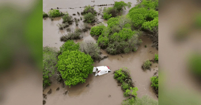 Ambulância fica debaixo d’água após fortes chuvas na Bahia; veja vídeo