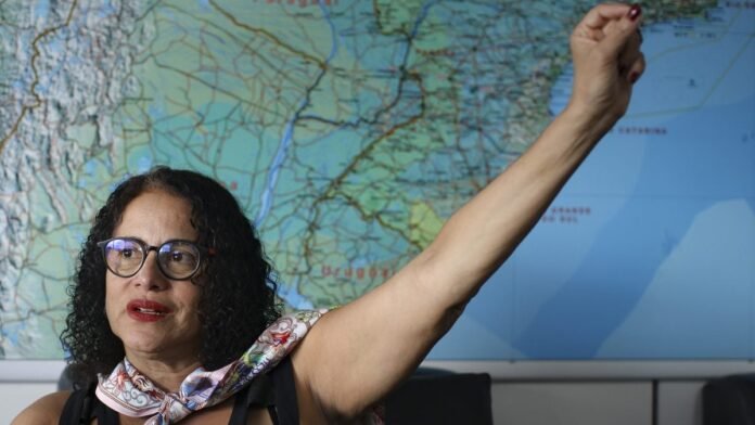 Ministra diz que governo evitou saída de mais de 2.500 cientistas