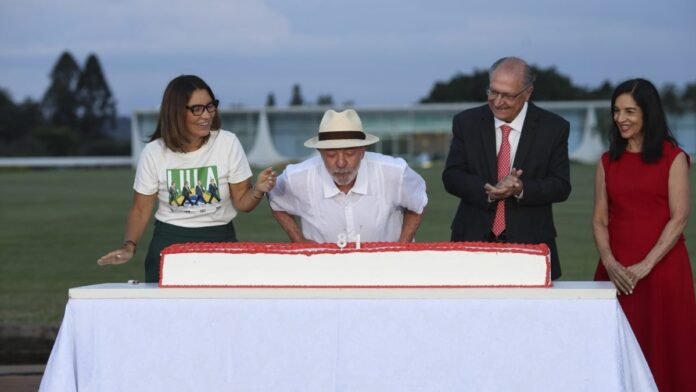 Veja fotos e vídeos do aniversário de Lula com apoiadores no Alvorada