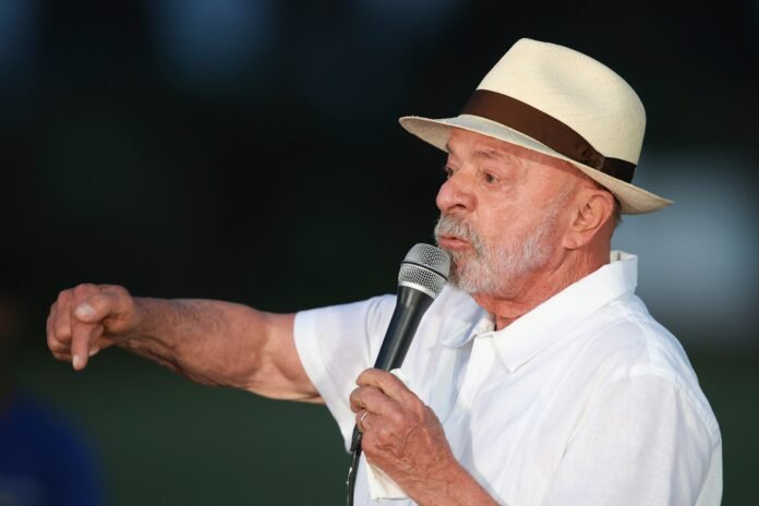 Lula ignora carta de Flávio e posta sobre Dia do Servidor Público