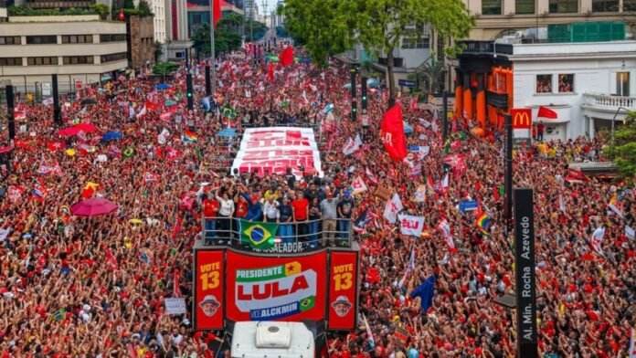 Ato de Lula ocupa 14 quarteirões da avenida Paulista