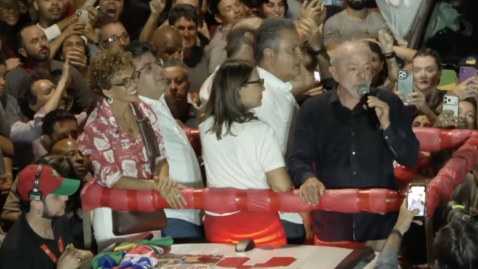 Flávio não aprendeu a mamar quando criança, mas a mentir, diz Lula